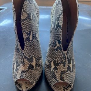 Halogen Size 9 peep toe heel booties